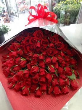 １００本の赤いバラの花束｜「ポピー」　（京都府八幡市の花キューピット加盟店 花屋）のブログ