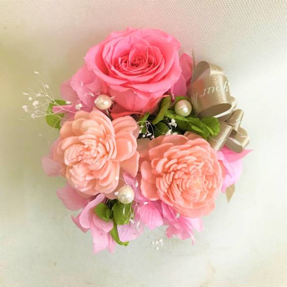 ピンクバラのプリザーブドフラワー白陶器　クリアケース付き