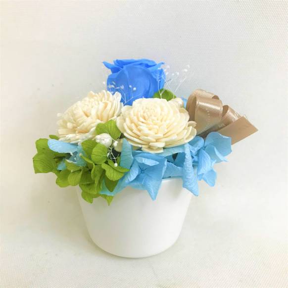 青いバラのプリザーブドフラワー白陶器　クリアケース付き