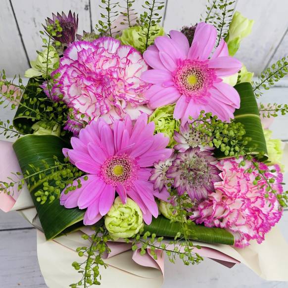 ピンク系可愛いラッピングアレンジメント