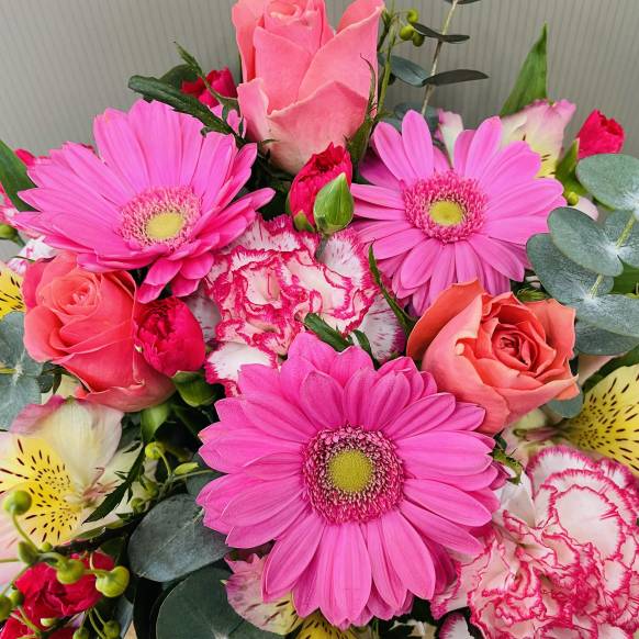 ピンク系バラとガーベラのアレンジメント
